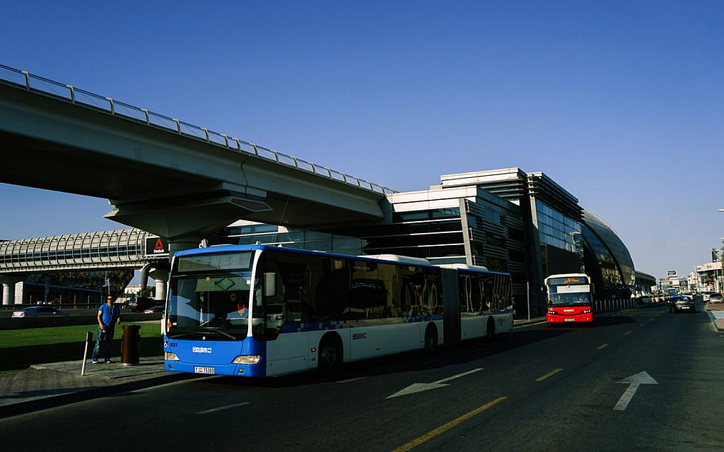 حافلات في شوارع الامارات