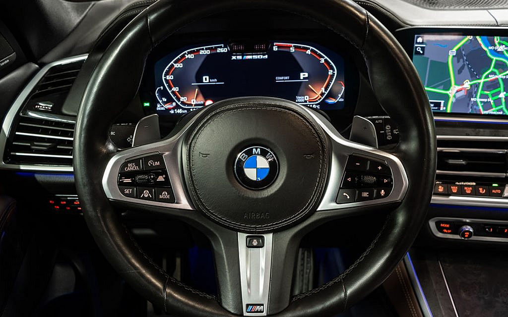 مقود سيارة BMW