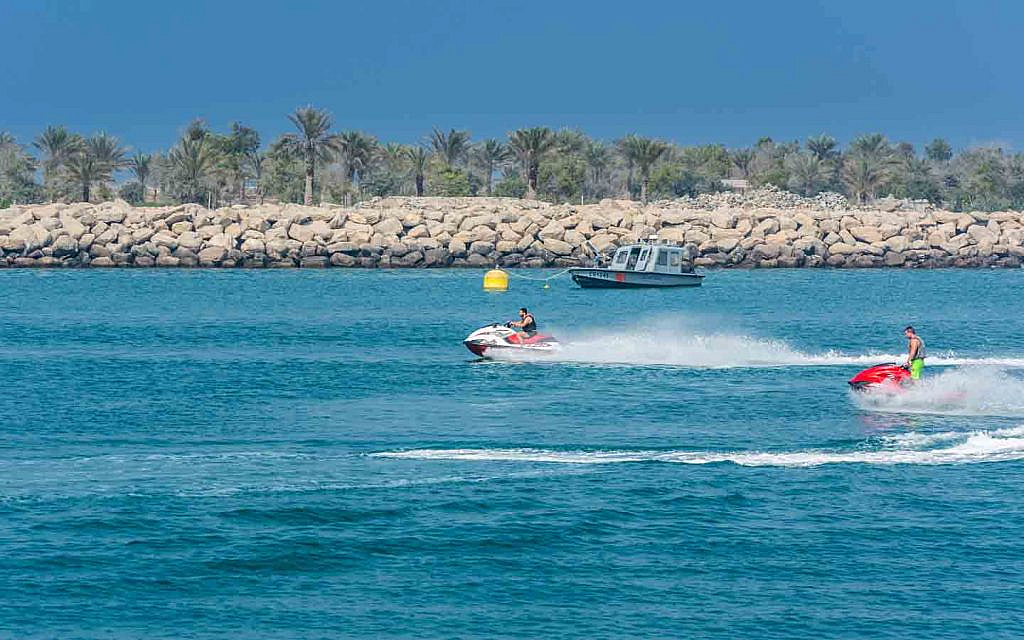 مجموعة من الأشخاص يستخدمون مراكب بحرية في دبي