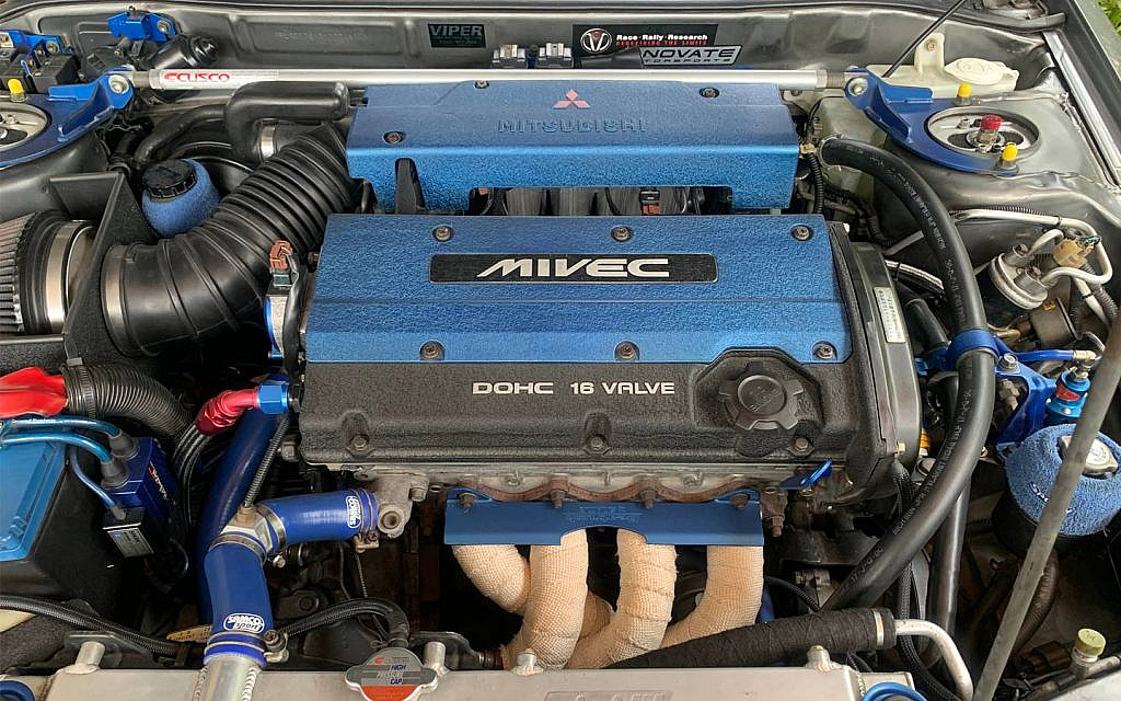 محرك ميتسوبيشي MIVEC لونه أزرق