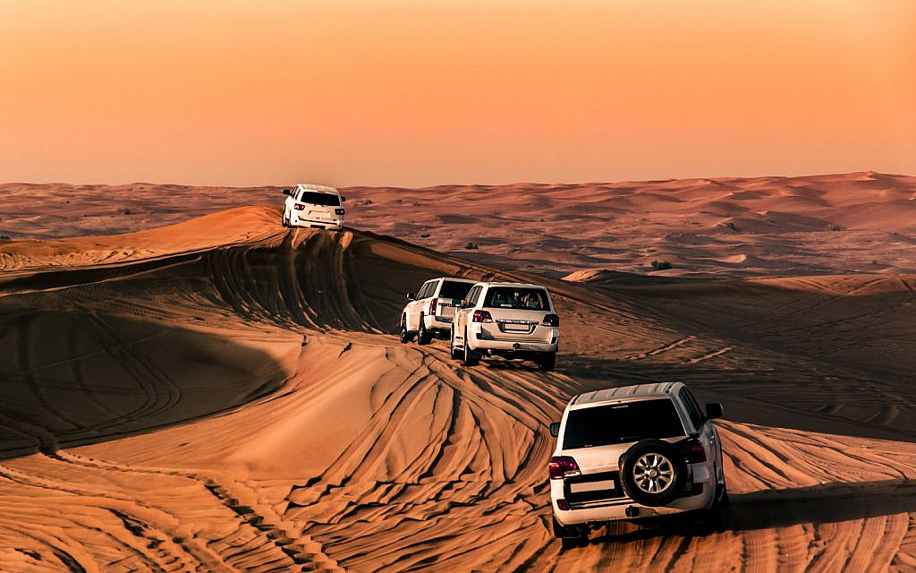 الطريق الصحراوي بين الامارات والسعودية