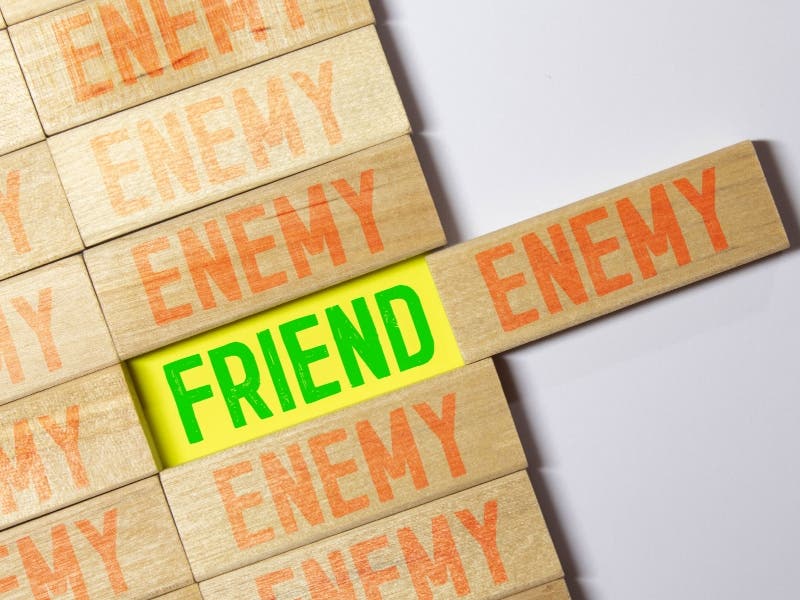 من هم الأصدقاء الأعداء : وكيف تتغلب عليهم؟
