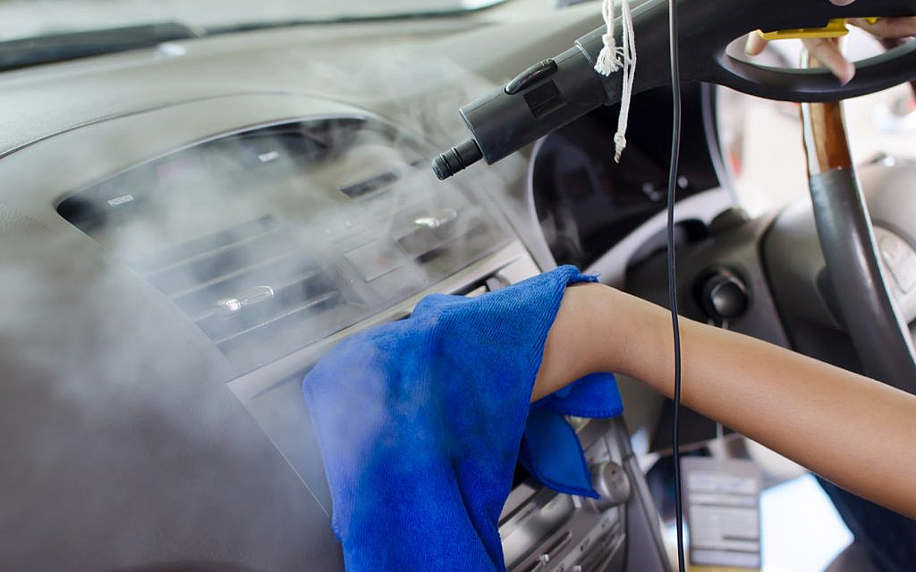 تنظيف مداخل هواء المكيف في السيارة