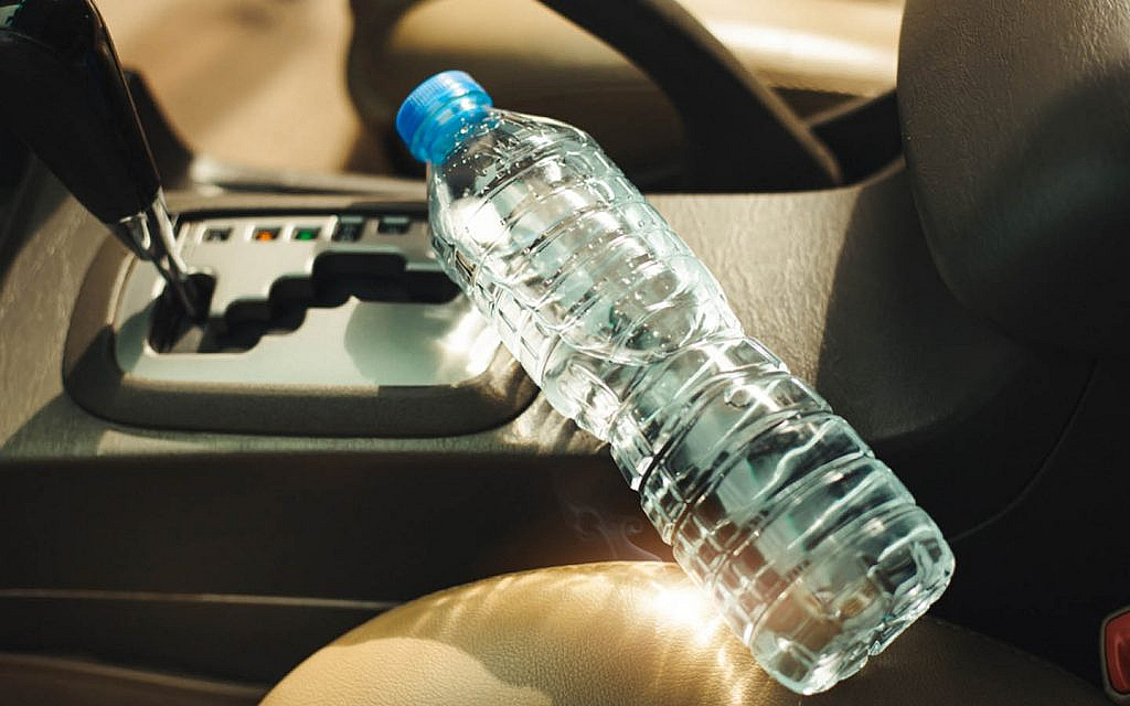 زجاجة ماء بلاستيكية في سيارة