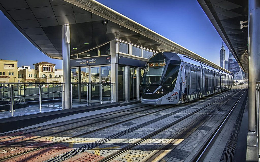 المترو احد وسائل النقل العام في الإمارات