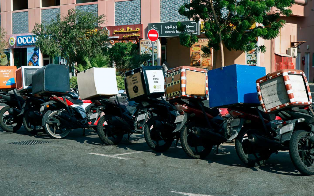 دراجات توصيل مصطفة في دبي