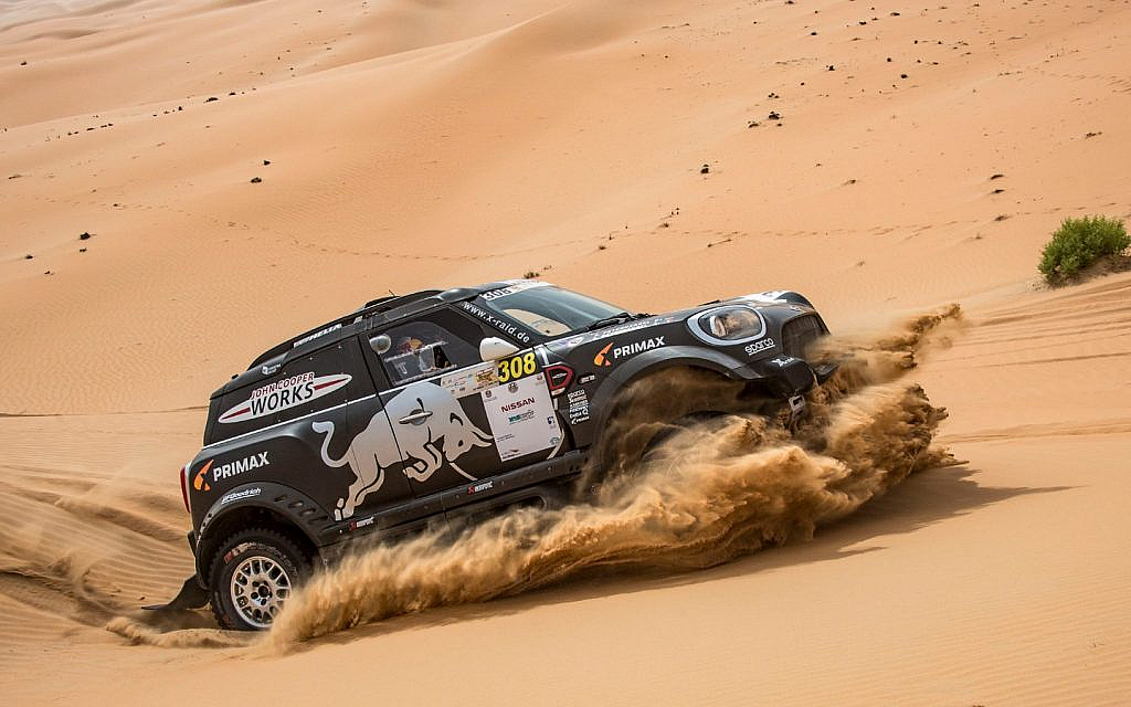 سيارة في الصحراء