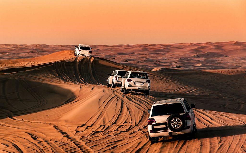سيارات دفع رباعي في الصحراء 