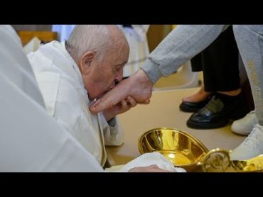 البابا فرنسيس يغسل ويقبل أقدام 12 سجينة في طقس "خميس العهد" ويدعو إلى التواضع